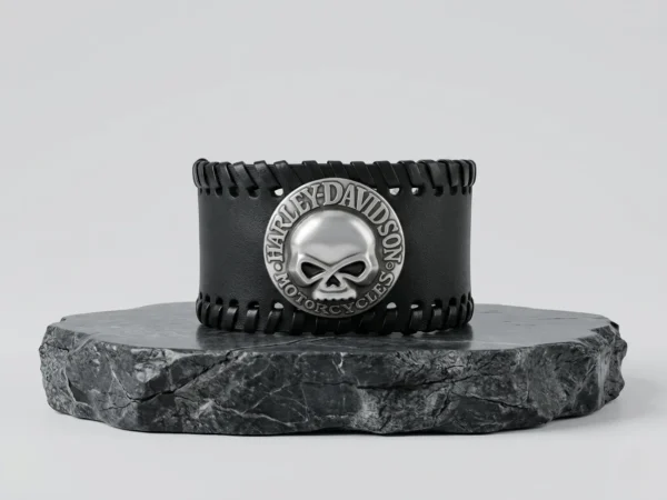 Преден изглед на черна здрава кожена гривна Harley-Davidson върху камък