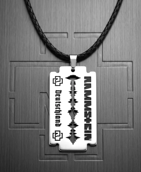 Близък план на стоманен медальон Rammstein Deutschland форма ножче с гравюра