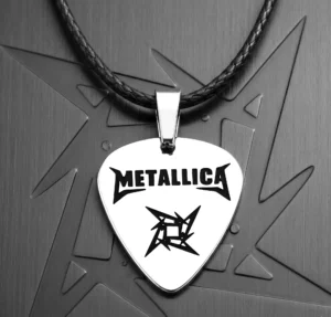 Сребрист рок медальон Metallica с черна гравировка на емблематичното лого