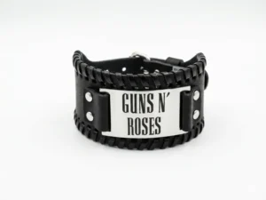 Черна рок гривна на Guns N' Roses със стоманена плочка и гравиран текстов надпис изглед отпред