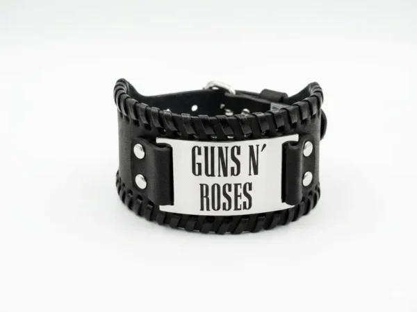 Черна рок гривна на Guns N' Roses със стоманена плочка и гравиран текстов надпис изглед отпред