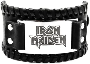 Черна рок гривна на Iron Maiden със стоманена плочка и гравиран текстов надпис изглед отпред